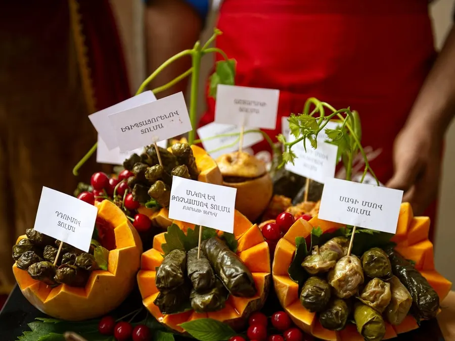 Festlich gedeckte Tafel beim Areni-Weinfest